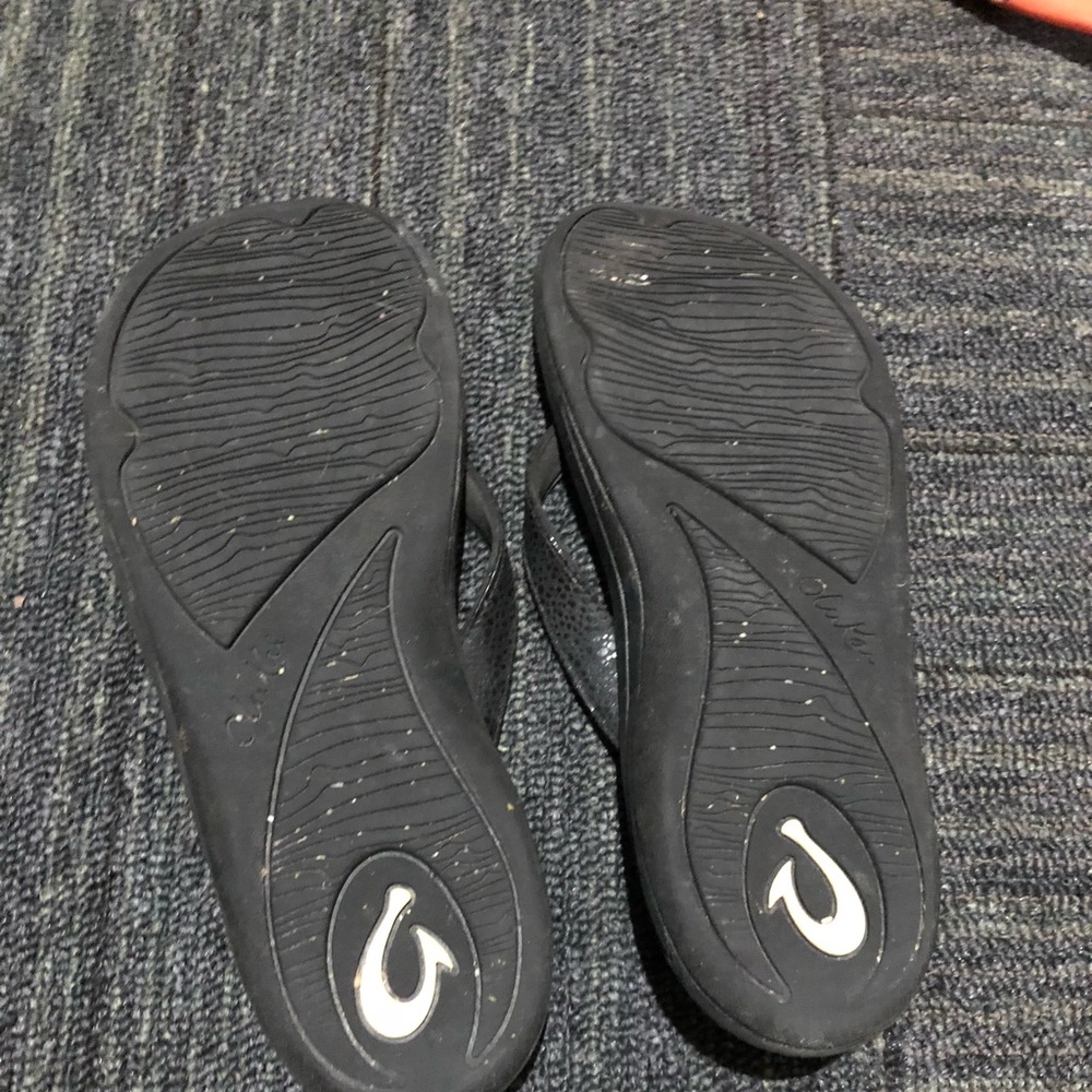 Black flip flips that are so comfy! Size 7